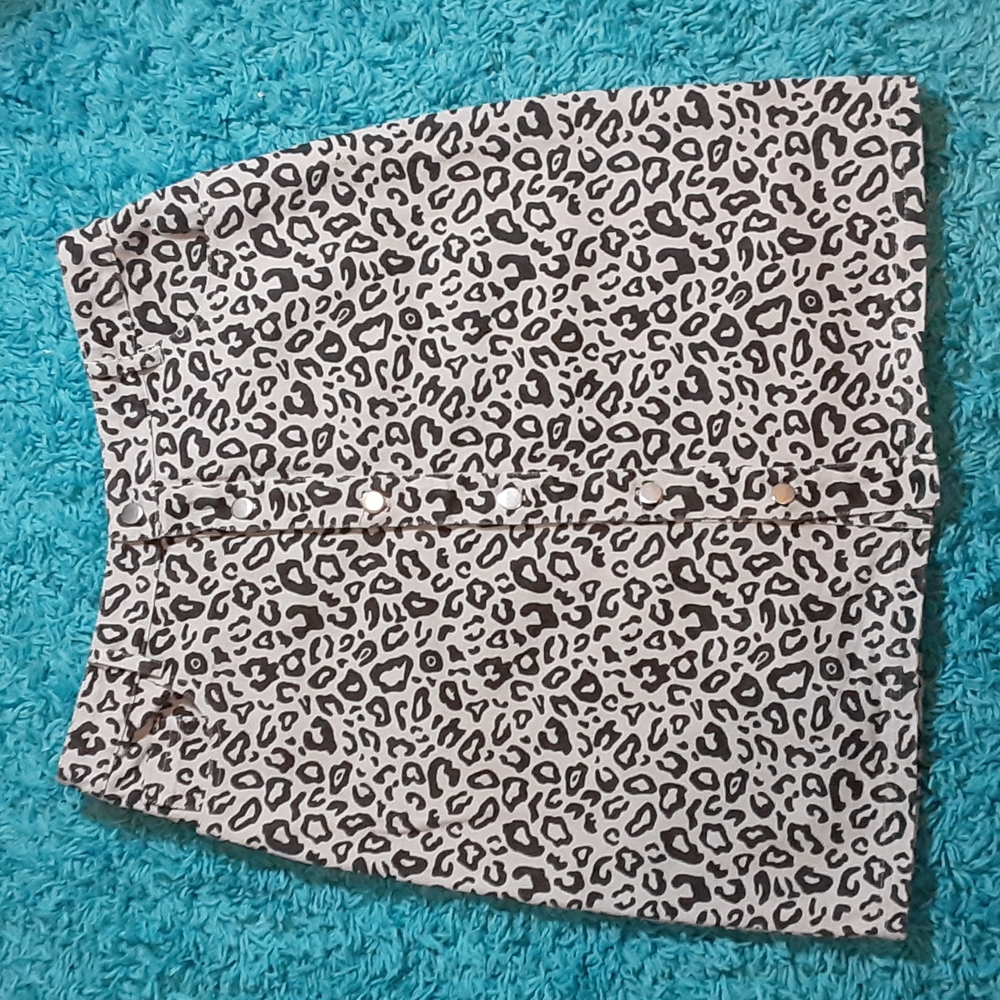 Cheetah printed button up denim skirt
